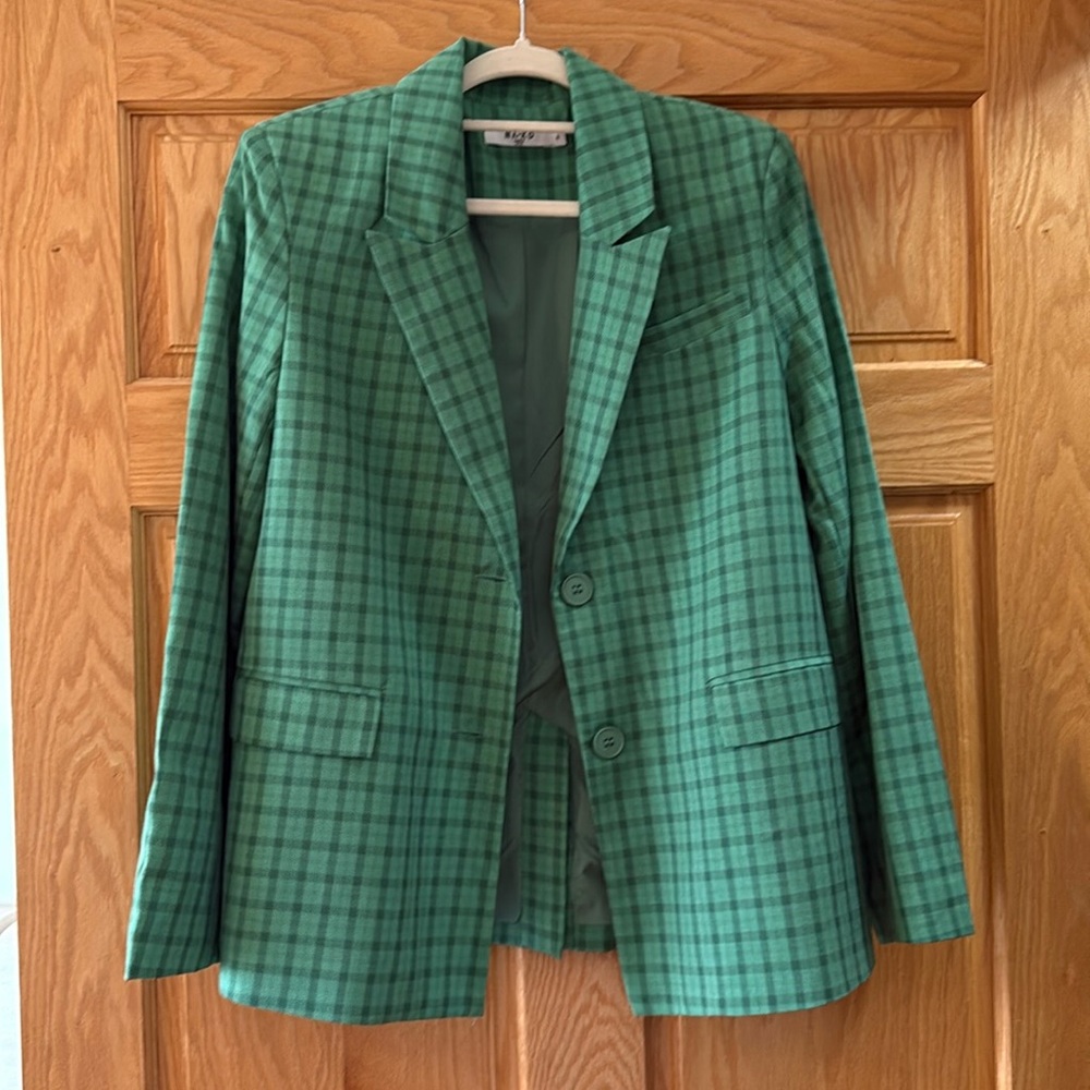 NA-KD green blazer
